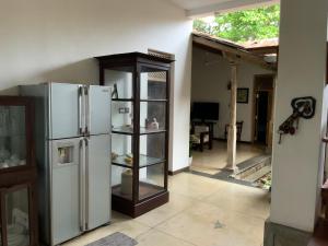 Η κουζίνα ή μικρή κουζίνα στο Lali Villa & Fruit Garden