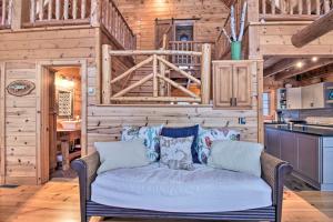 ein Wohnzimmer mit einem Sofa in einer Hütte in der Unterkunft Thunder Lake Escape and Boat Dock! in Remer