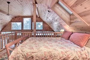 ein Schlafzimmer mit einem Bett in einer Holzhütte in der Unterkunft Thunder Lake Escape and Boat Dock! in Remer