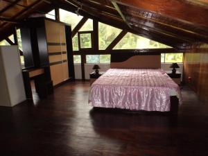 a bedroom with a bed in a room with wooden floors at Jardim Botânico ME-ZOCHI in Vila Moura