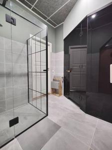 Baðherbergi á SEPA SHACK - newly renovated apartment with sauna