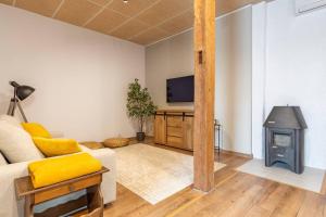 Sjónvarps- og/eða afþreyingartæki á SEPA SHACK - newly renovated apartment with sauna