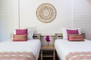two beds sitting next to each other in a room at Arkbar Beach Club & Resort in Chaweng
