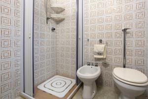 a bathroom with a toilet and a sink at Villetta Il Gallo in Mazara del Vallo