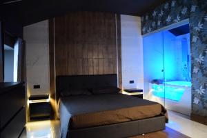 a bedroom with a bed and a bathroom with a tub at Rebecca House suites in Catania
