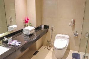 Koupelna v ubytování FUGO Hotel Banjarmasin