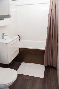 ein Badezimmer mit einer weißen Badewanne, einem WC und einem Waschbecken in der Unterkunft Pause Moulleau - terrasse et parking coeur Moulleau in Arcachon