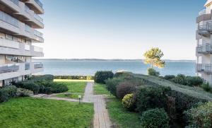 widok na wodę z budynku w obiekcie Quo Vadis - Proche plage et parking privé w Arcachon