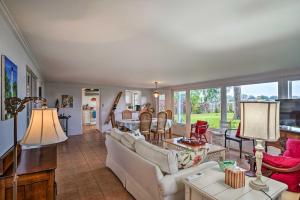 ein Wohnzimmer mit einem Sofa und einem Tisch in der Unterkunft Waterfront Vacation Rental on Lake Mirror! in Winter Haven