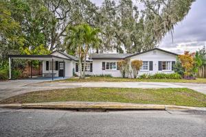 una casa blanca con una palmera en Waterfront Vacation Rental on Lake Mirror!, en Winter Haven