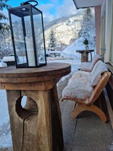 una mesa de madera con un espejo encima. en The Lodge at Bad Gastein en Bad Gastein