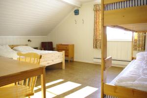 1 Schlafzimmer mit 2 Etagenbetten und einem Tisch in der Unterkunft Svarteberg Drengestugu - cabin by Ål skisenter in Ål