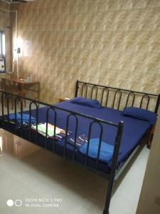 パナジにあるBethel Guesthouse Miramar Panajiの二段ベッド(青いシーツ付)