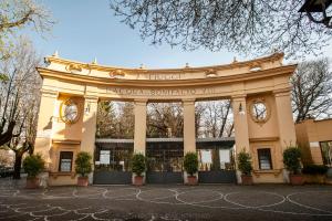 um grande edifício com uma placa em frente em La Casa di Carta FIUGGI em Fiuggi