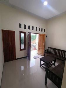 ein Wohnzimmer mit einem Sofa und einem Tisch in der Unterkunft Anugrah homestay in Cirebon