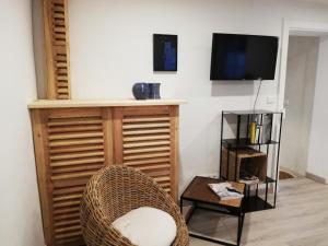 Televízia a/alebo spoločenská miestnosť v ubytovaní Gîte L'amarante
