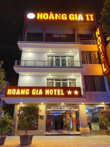 Khách Sạn Hoàng Gia 2 Lào Cai في لاو كاي: مبنى عليه لافته مكتوب hong ga ga hotel