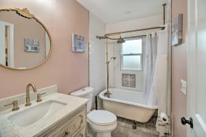 uma casa de banho com um lavatório, WC e um espelho. em Sunny Front Royal Vacation Rental with Hot Tub! em Front Royal