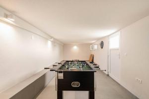 Habitación grande con una mesa de ajedrez en el centro en Garden house Sutivan en Sutivan