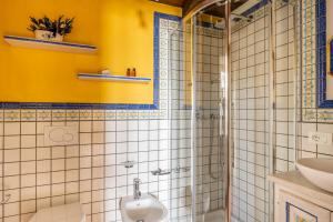 een badkamer met een douche, een wastafel en een toilet bij Limoni in Molazzana
