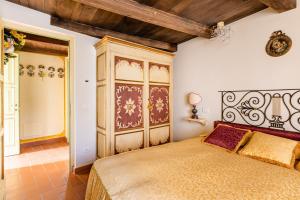 een slaapkamer met een groot bed in een kamer bij Limoni in Molazzana