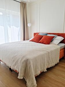sypialnia z dużym łóżkiem z czerwonymi poduszkami w obiekcie Apartament Lublin Centrum "Angora Cat" w mieście Lublin