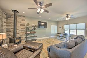 Μια τηλεόραση ή/και κέντρο ψυχαγωγίας στο Home with Screened Porch - Near Toledo Bend Lake!