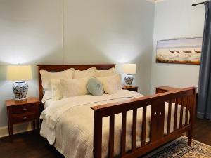 Wooleen的住宿－烏倫車站酒店，一间卧室配有一张带两盏灯和一幅画的床铺