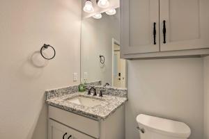 Ένα μπάνιο στο Home with Screened Porch - Near Toledo Bend Lake! +24 φωτογραφίες