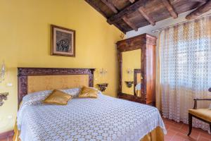 a bedroom with a bed and a mirror at Melograni 4 in Molazzana