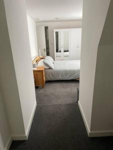 um quarto com uma cama e uma secretária num quarto em Quirky one bed flat, Barbican area, Plymouth em Plymouth