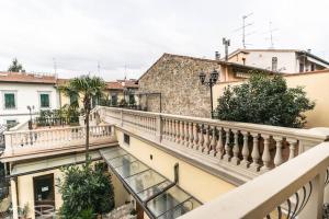 uma varanda de um edifício com uma escada em Cozy Suite By Villa Il Mosaico em Florença