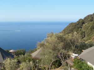- une vue sur l'océan depuis une colline dans l'établissement Sesta Terra, à Framura