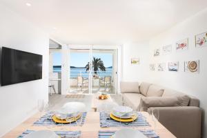 Apartment Sivella في بوينسا: غرفة معيشة مع أريكة وطاولة
