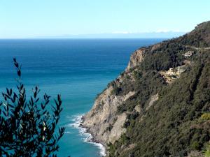 vista sull'oceano da una montagna di Sesta Terra a Framura