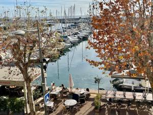 grupa ludzi siedzących przy stolikach w pobliżu przystani w obiekcie Le Petit Pinson Meerblick Port Golfe-Juan w mieście Golfe-Juan +13 zdjęć
