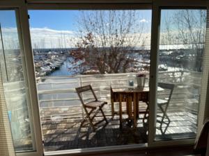 a view of a balcony with a table and chairs at Le Petit Pinson Meerblick Port Golfe Juan in Vallauris