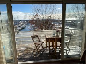 balkon ze stołem i krzesłami w obiekcie Le Petit Pinson Meerblick Port Golfe-Juan w mieście Golfe-Juan