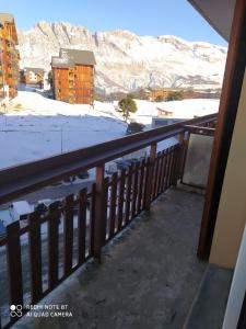 balkon z widokiem na pokrytą śniegiem górę w obiekcie Studio superdevoluy w mieście Dévoluy +1 zdjęcie