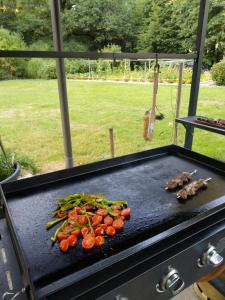 a grill with a bunch of vegetables on it at Chambres entre Romorantin-Chambord-Zoo de Beauval in Lassay-sur-Croisne