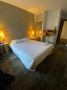 Postel nebo postele na pokoji v ubytování Enzo Hôtels - ST Eloy Metz Amneville By Kyriad Direct + 37 fotografií