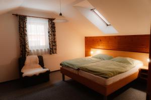 バート・ゴイーザーンにあるAnnis Ausblick - Deine Unterkunft im Salzkammergutのベッドルーム1室(ベッド1台、椅子付)