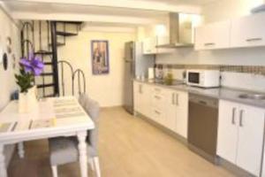 Kuchyňa alebo kuchynka v ubytovaní APARTAMENTO VEEDOR BULEVAR DE LOS SUEÑOS