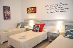 Posteľ alebo postele v izbe v ubytovaní APARTAMENTO VEEDOR BULEVAR DE LOS SUEÑOS