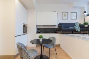 eine Küche und ein Wohnzimmer mit einem Tisch und Stühlen in der Unterkunft I Host Apartment - Val Strona (2) in Mailand