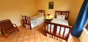 1 dormitorio con 2 camas individuales y 1 silla en On The Rocks - 11 Sleeper - Beautiful Sea Views!, en Margate