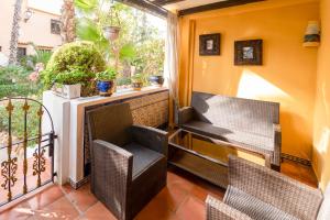 balcón con 2 sillas y ventana en The Best House! Large terrace Beach and Bars! Traveller Awards 2024-2025, en Torrevieja