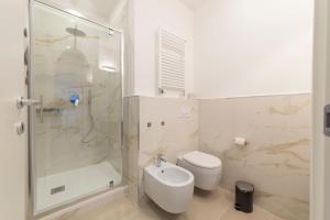 ein Bad mit einer Dusche, einem WC und einem Waschbecken in der Unterkunft I Host Apartment - Val Strona (2) in Mailand
