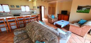 sala de estar con 2 sofás y cocina en On The Rocks - 11 Sleeper - Beautiful Sea Views! en Margate