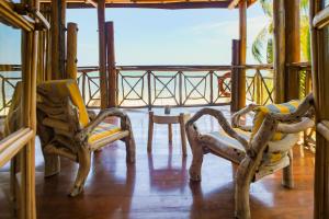 weranda z 2 krzesłami i stołem na balkonie w obiekcie Ziwa Beach Resort w mieście Bamburi